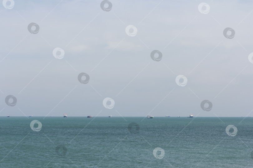 Скачать Множество грузовых судов в морской гавани фотосток Ozero