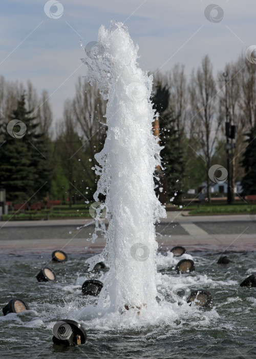 Скачать Журчание воды из фонтана фотосток Ozero