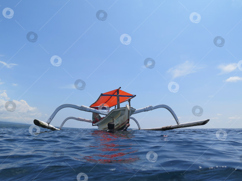 Скачать Традиционные рыбацкие лодки, плывущие по морю Бали, Индонезия фотосток Ozero
