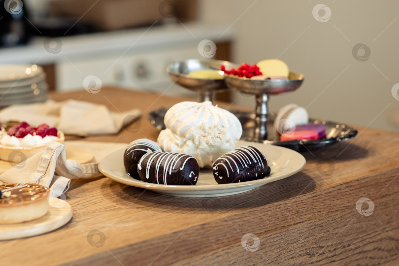 Скачать картофельный пирог и безе на столе.Сладкий стол на празднике фотосток Ozero