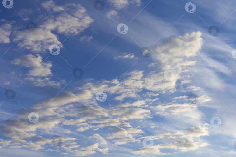 Скачать Прекрасное голубое небо с яркими белыми облаками фотосток Ozero