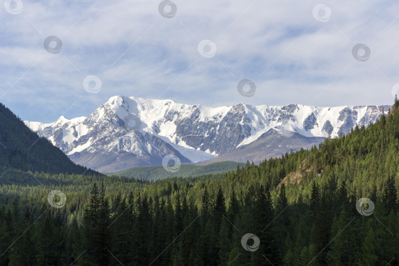 Скачать Красивый зимний пейзаж с заснеженными горными вершинами фотосток Ozero
