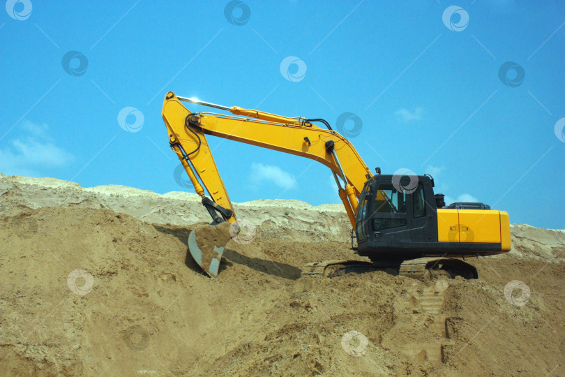 Скачать Желтый экскаватор, земляные работы на строительной площадке. фотосток Ozero