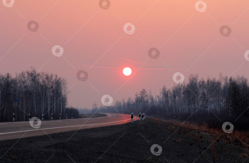 Скачать Дорога в Сибирь на зимнем закате. фотосток Ozero