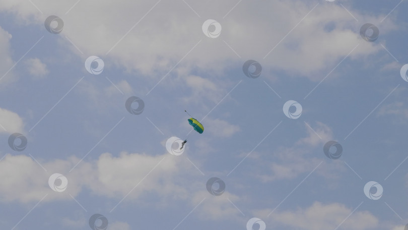 Скачать МОСКВА - 2 сентября: Парашютист спускается с парашютом на праздновании в честь 70-летия запуска первого самолета Ан-2 2 сентября 2017 года в Москве, Россия фотосток Ozero