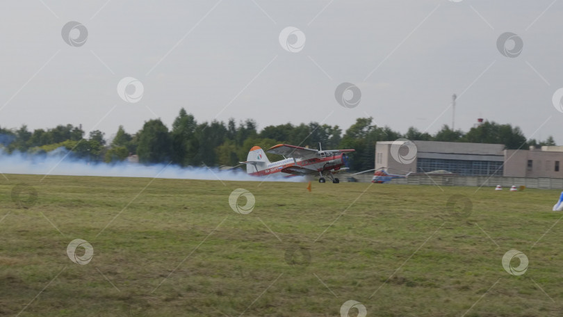 Скачать МОСКВА - 2 сентября: Самолет Ан-2 взлетает на праздновании в честь 70-летия выпуска первого самолета 2 сентября 2017 года в Москве, Россия фотосток Ozero