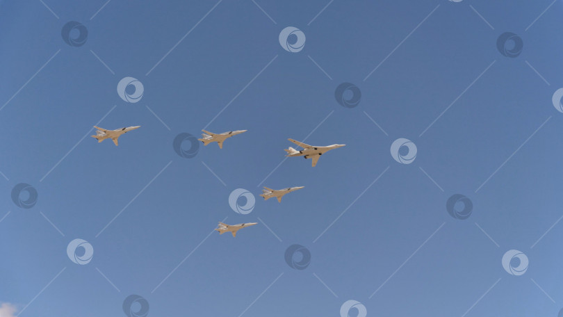 Скачать Бомбардировщики Туполева Ту-160 (Блэкджек) и Ту-22м3 летают в небе фотосток Ozero