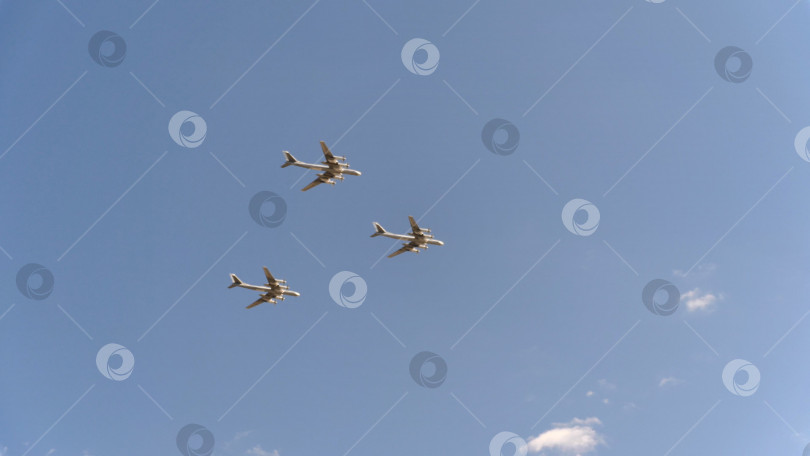 Скачать Бомбардировщики Туполева Ту-95 летят в голубом небе фотосток Ozero