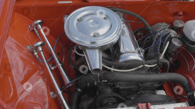 Скачать Двигатель внутреннего сгорания красного автомобиля крупным планом фотосток Ozero
