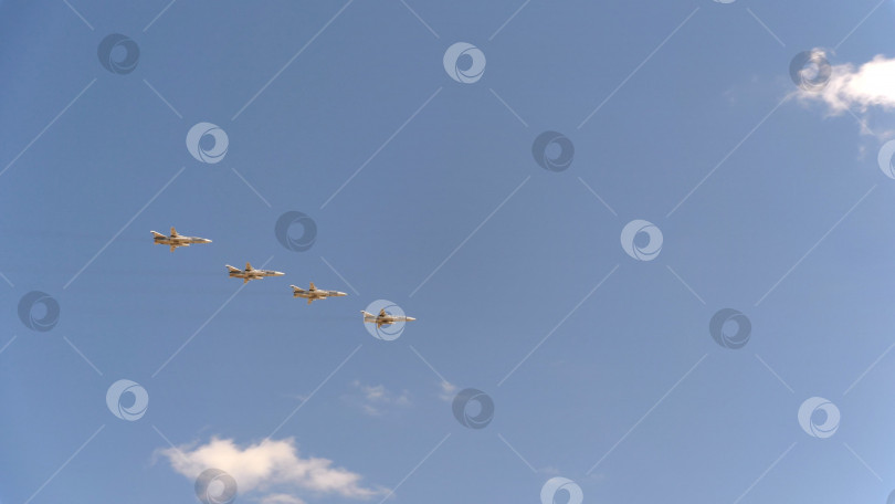 Скачать Четыре бомбардировщика Су-24 летят в голубом небе фотосток Ozero