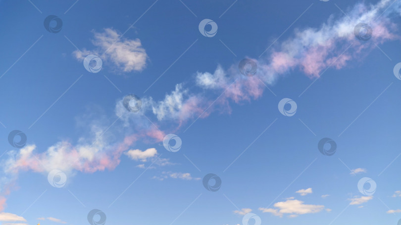 Скачать Красивые трехцветные облака на голубом небе. фотосток Ozero