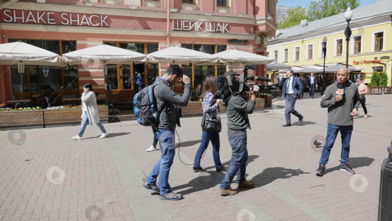 Скачать МОСКВА - 7 июня: Съемочная группа берет интервью у продавца мороженого 7 июня 2017 года в Москве, Россия. фотосток Ozero