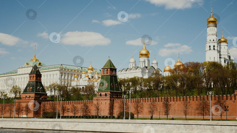 Скачать Москва, Российская Федерация. Московский Кремль при движении вдоль стены. фотосток Ozero