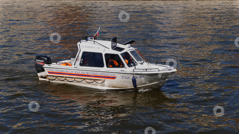 Скачать МОСКВА - 7 мая: Катер МЧС России плывет по Москве-реке 7 мая 2017 года в Москве, Россия. фотосток Ozero