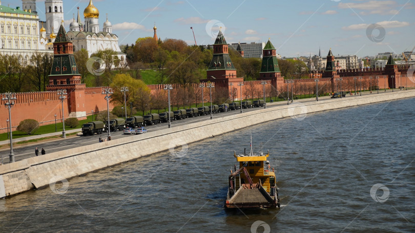 Скачать МОСКВА - 7 мая: катер для очистки водной поверхности на Москве-реке. 7 мая 2017 года в Москве, Россия. фотосток Ozero