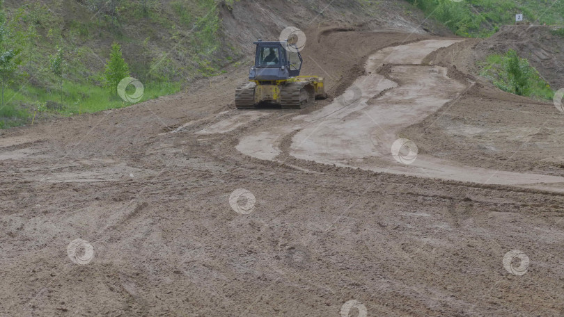 Скачать Бульдозер на гусеницах при строительстве горной дороги. фотосток Ozero