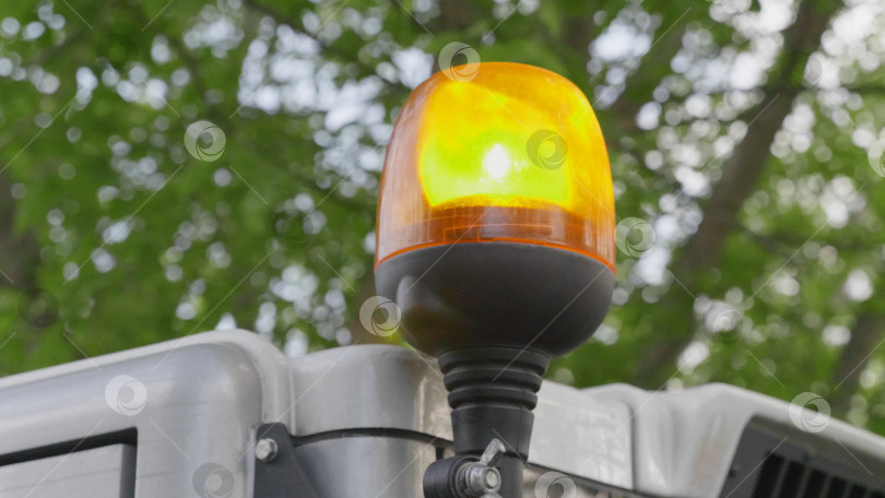 Скачать Световой сигнал на специальном оборудовании оранжевая световая сирена. фотосток Ozero