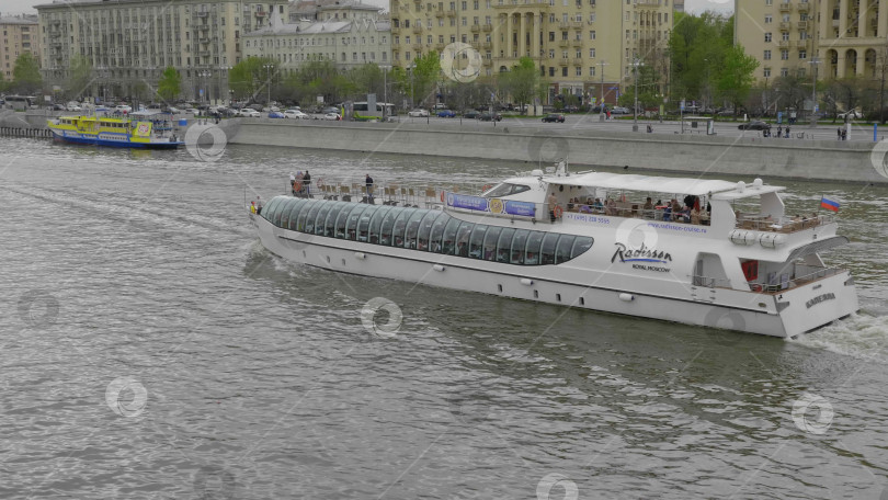 Скачать МОСКВА - 7 мая: набережная навигации на Москве-реке, 7 мая 2017 года в Москве, Россия. фотосток Ozero