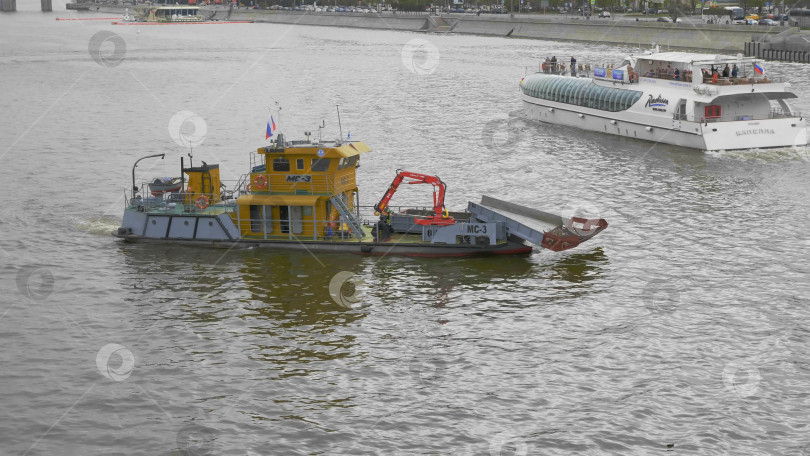 Скачать МОСКВА - 7 мая: катер для очистки водной поверхности на Москве-реке. 7 мая 2017 года в Москве, Россия. фотосток Ozero