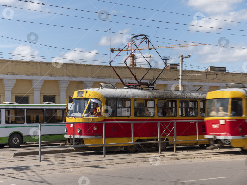 Скачать БАРНАУЛ - 13 августа 2022 года: Старые трамваи на улицах Барнаула фотосток Ozero
