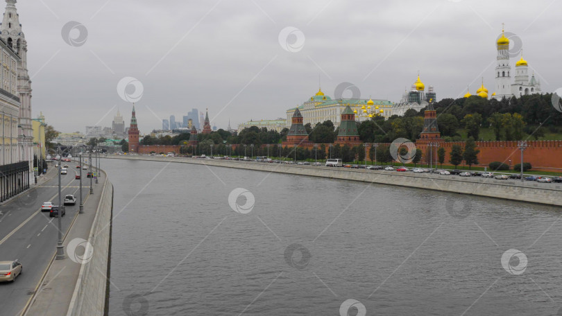 Скачать Солнечный летний день Москва-река, залив, кремль фотосток Ozero