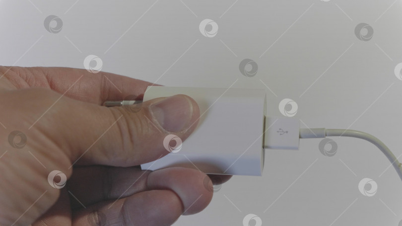 Скачать Вручную отсоедините USB-кабель для зарядки от смартфона. Стоковые кадры в формате UltraHD фотосток Ozero