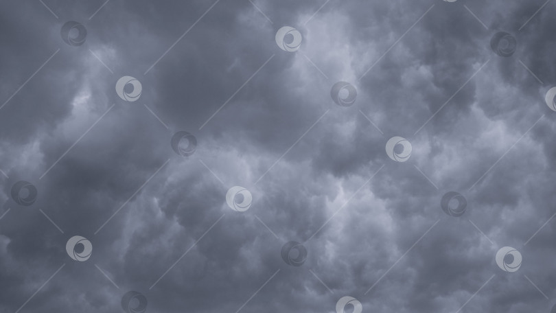 Скачать Замедленная съемка на фоне природы Зловещие облака медленно плывут по небу, угрожая дождем. фотосток Ozero