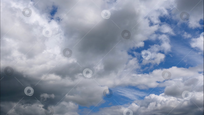 Скачать Замедленные пушистые облака плывут по голубому небу. Стоковые кадры в формате UltraHD фотосток Ozero
