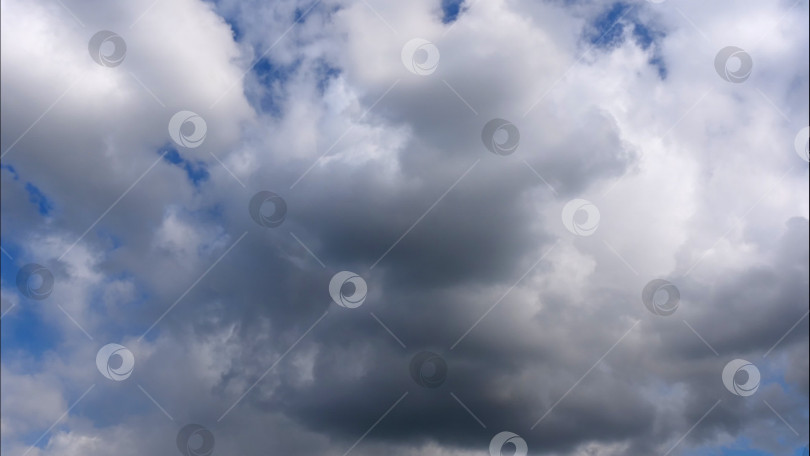 Скачать Замедленные пушистые облака плывут по голубому небу. фотосток Ozero