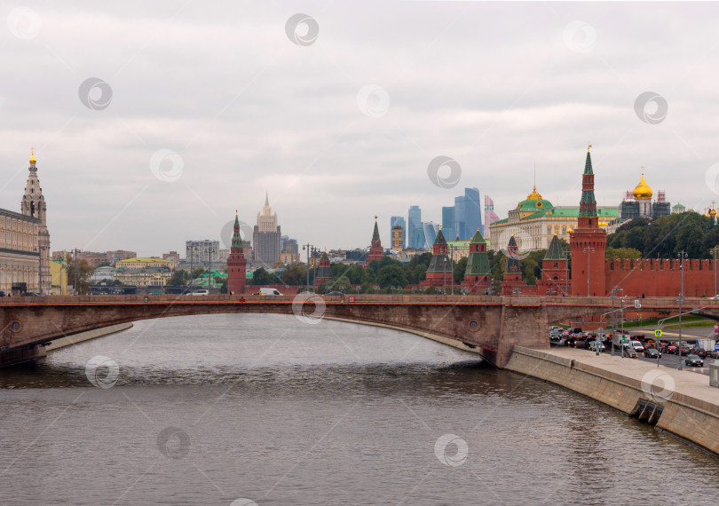 Скачать Солнечный летний день Москва-река, залив, кремль фотосток Ozero