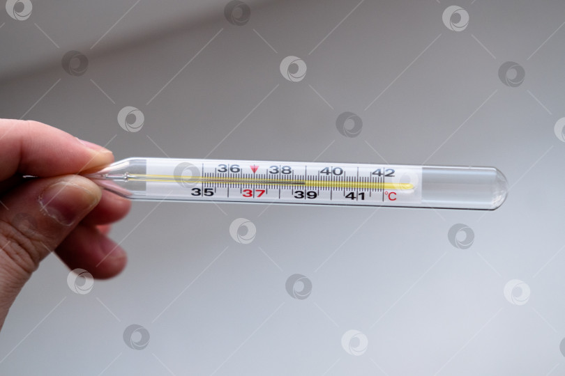 Скачать ртутный термометр с температурой 39 в руках на белом фоне фотосток Ozero