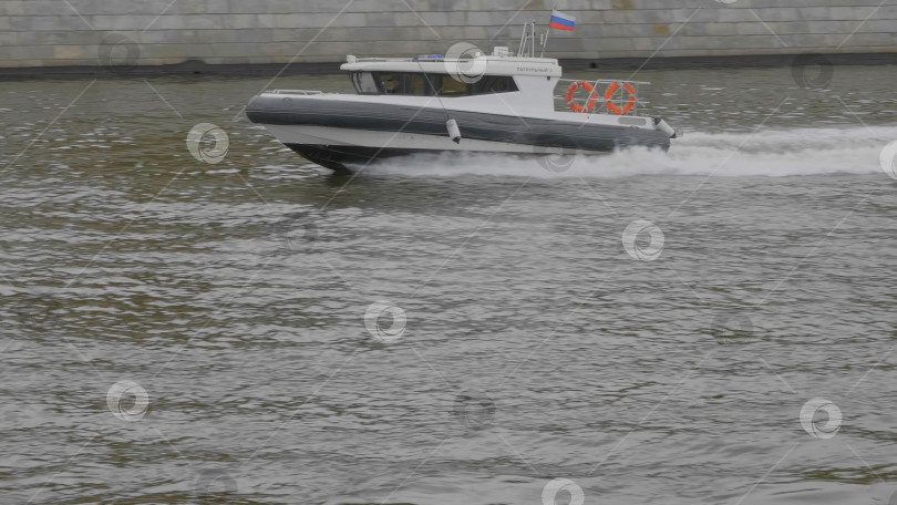 Скачать МОСКВА - 14 октября: Катер МЧС России плывет по Москве-реке 14 октября 2017 года в Москве, Россия фотосток Ozero