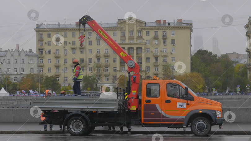 Скачать МОСКВА - 14 октября: Рабочие загружают забор в грузовик 14 октября 2017 года в Москве, Россия фотосток Ozero