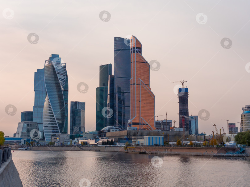 Скачать МОСКВА - 14 октября: Московские современные здания из стекла и стали, небоскребы на фоне неба 14 октября 2017 года в Москве, Россия фотосток Ozero