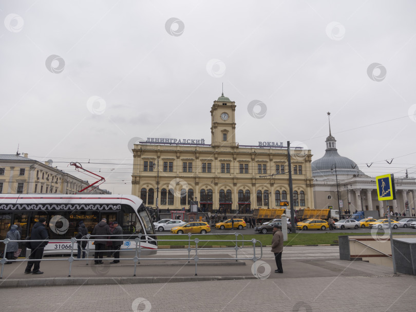 Скачать МОСКВА - 14 ОКТЯБРЯ: Ленинградский вокзал. Один из девяти железнодорожных вокзалов и старейший железнодорожный вокзал Москвы 14 октября 2017 года в Москве, Россия фотосток Ozero