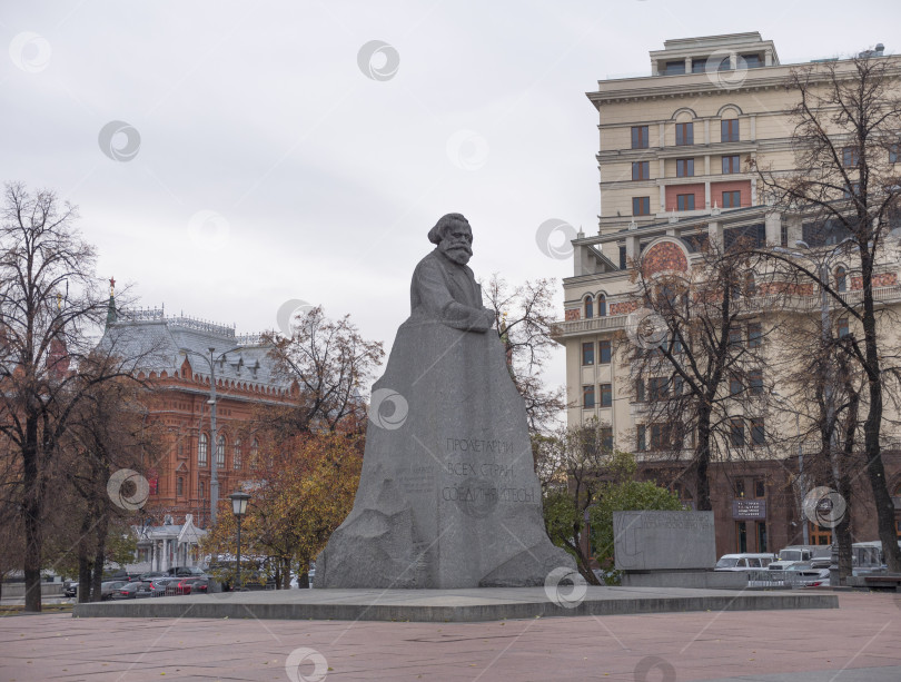 Скачать МОСКВА - 14 октября: Памятник Карлу Марксу в центре Москвы. Популярная достопримечательность. Россия 14 октября 2017 года в Москве, Россия фотосток Ozero