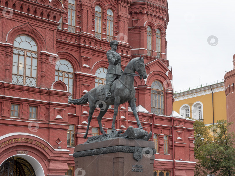 Скачать МОСКВА - 27 июля: Красная площадь Москвы, Исторический музей, памятник полководцу Г.К. Жукову 27 июля 2019 года в Москве, Россия фотосток Ozero