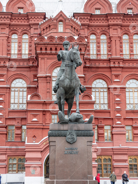 Скачать МОСКВА - 27 июля: Красная площадь Москвы, Исторический музей, памятник полководцу Г.К. Жукову 27 июля 2019 года в Москве, Россия фотосток Ozero