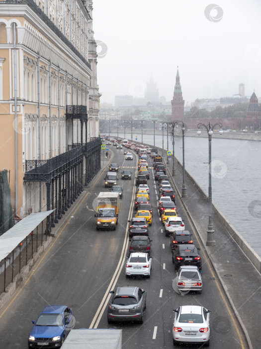 Скачать МОСКВА, РОССИЯ - 27 мая 2022 года: Концепция городской транспортной жизни рядом с площадью трех вокзалов фотосток Ozero