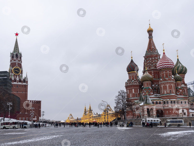 Скачать МОСКВА - 27 января: 27 января 2022 года в Москве, Россия, завершится строительство Воскресенского собора Василия Блаженного. фотосток Ozero