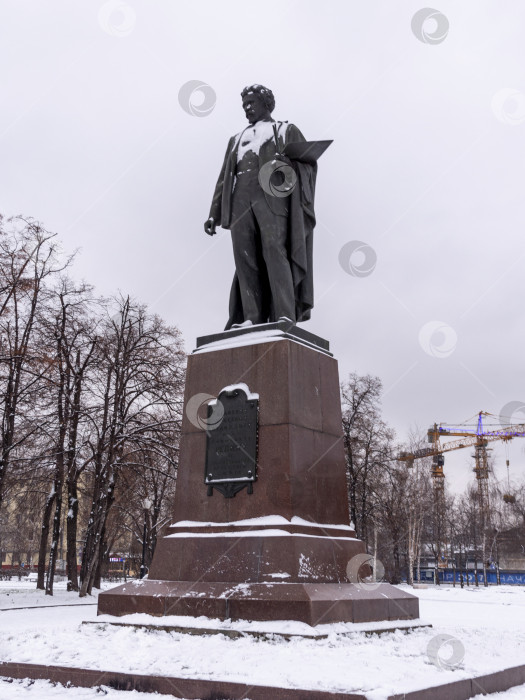 Скачать МОСКВА - 24 декабря: памятник Пушкину на Пушкинской площади зимой 24 декабря 2018 года в Москве, Россия фотосток Ozero