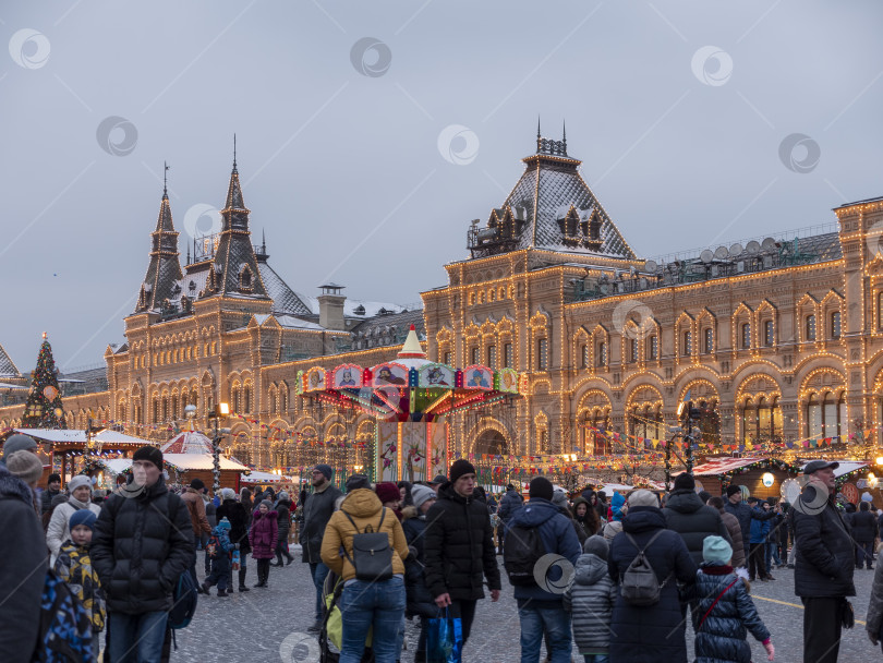 Скачать МОСКВА - 27 декабря: Универмаг "ГУМ" на Красной площади 27 декабря 2020 года в Москве, Россия фотосток Ozero