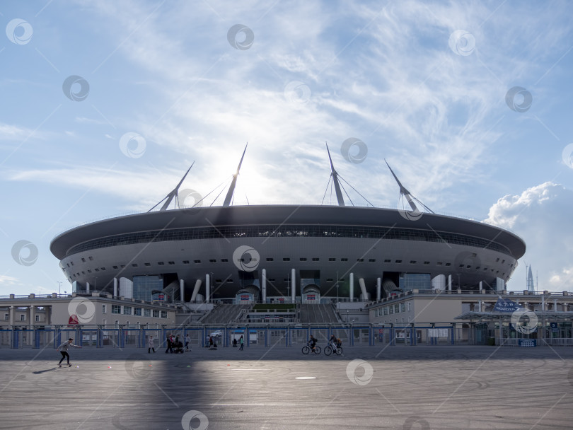Скачать САНКТ-ПЕТЕРБУРГ, РОССИЯ - 22 сентября 2013 г. - Вид на новый стадион "Арена Зенит" фотосток Ozero