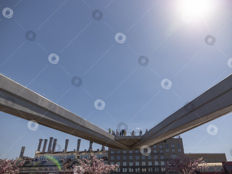 Скачать МОСКВА - 25 июня: Фрагмент наплавного моста парка Зарядье в Москве на фоне неба 25 июня 2019 года в Москве, Россия фотосток Ozero