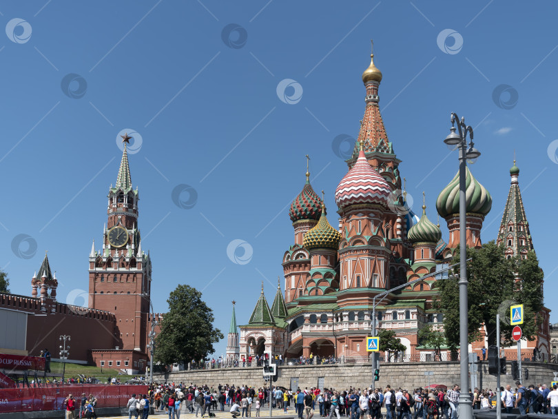 Скачать МОСКВА - 27 июля: Воскресенский собор Василия Блаженного возвышается над Москвой 27 июля 2022 года в Москве, Россия фотосток Ozero