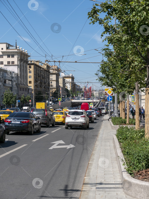 Скачать МОСКВА, РОССИЯ - 27 июля 2022 года: Концепция городской транспортной жизни вблизи Садового кольца фотосток Ozero