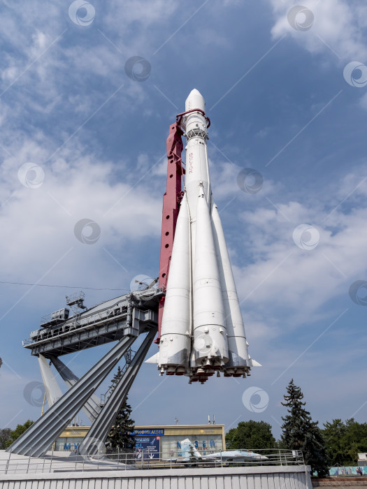 Скачать МОСКВА, РОССИЯ - 23 апреля 2019 года: Ракета-носитель "Восток" в павильоне "Космос" на ВДНХ. Гуляющие москвичи и туристы фотосток Ozero