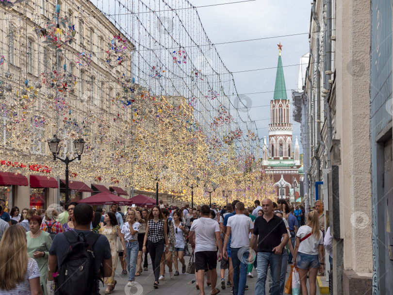 Скачать Москва, Россия - 25 июля 2020 года: Люди прогуливаются по Красной площади, Никольской улице. фотосток Ozero