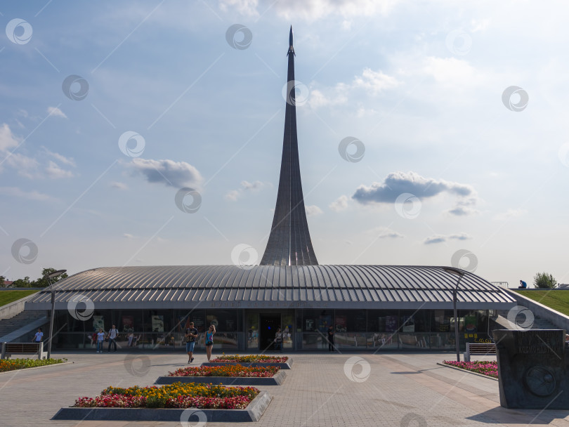 Скачать Москва, Россия - 01 марта 2019: Памятник покорителям космоса на фоне неба фотосток Ozero