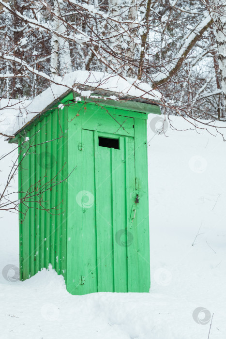 Скачать Деревенский деревянный туалет на открытом воздухе в заснеженном лесу фотосток Ozero